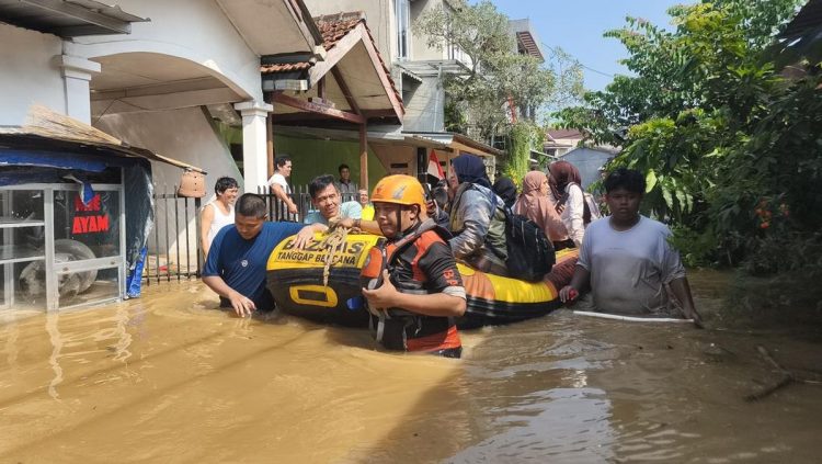 Evakuasi Cepat Korban Banjir Tangsel dan Penyaluran Bantuan oleh Baznas