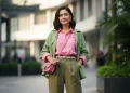 6 Trik Modis Padukan Outfit Pink dan Hijau Agar Tampil Lebih Segar