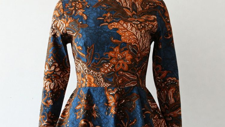 12 Model Baju Batik Wanita Gemuk untuk Terlihat Langsing dan Percaya Diri di 2025