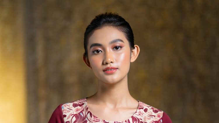 7 Model Dress Batik Modern Kerah Bulat Kombinasi Kain Polos Elegan untuk Tampil Anggun Seharian