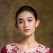 7 Model Dress Batik Modern Kerah Bulat Kombinasi Kain Polos Elegan untuk Tampil Anggun Seharian