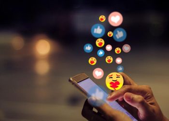 Edit Foto Pink Hijau untuk Ikuti Tren Brave Pink Hero Green