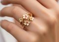 8 Model Cincin Emas Motif Bunga yang Anggun dan Penuh Makna Tren 2025