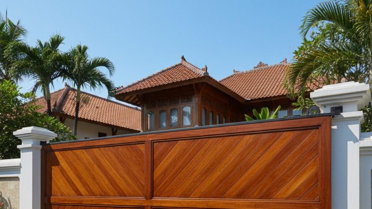 12 Model Pagar Kayu Minimalis Miring untuk Privasi Terbaru yang Rapi dan Estetik