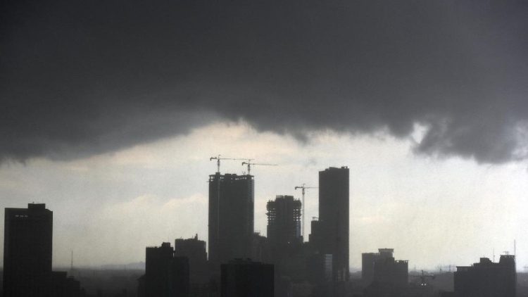 Masyarakat Jatim Diminta Waspada Terhadap Cuaca Ekstrem Minggu Depan