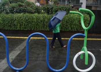 Riset Ungkap Hujan Jakarta Mengandung Mikroplastik dan Dampaknya