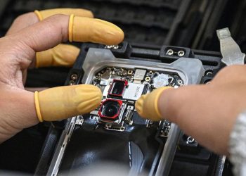 Kunjungi Dapur Produksi Ponsel Pintar di China