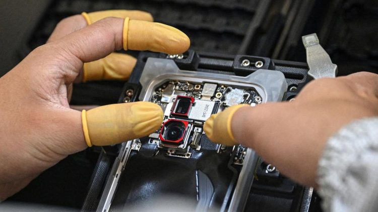 Kunjungi Dapur Produksi Ponsel Pintar di China