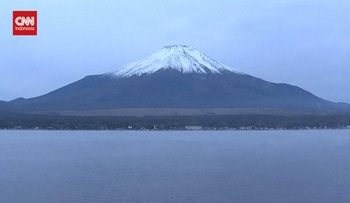Hujan Salju di Gunung Fuji Terlambat 21 Hari