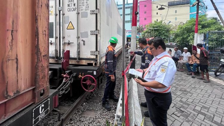 Perjalanan Kereta Api Terganggu Akibat Kereta Barang Anjlok di Surabaya