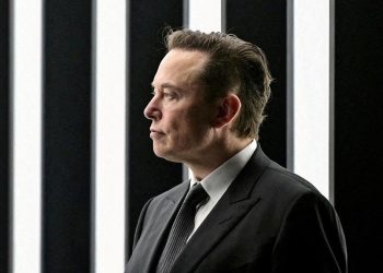 Musk dan Bezos Bersaing Membangun Pusat Data di Antariksa