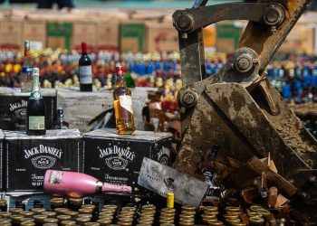 Musnahkan 13 Juta Batang Rokok dan 19 Ribu Botol Miras Ilegal Oleh Bea Cukai