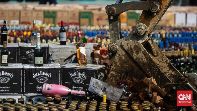 Musnahkan 13 Juta Batang Rokok dan 19 Ribu Botol Miras Ilegal Oleh Bea Cukai