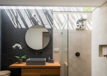9 Desain Kamar Mandi dengan Ventilasi Atas agar Selalu Segar dan Tidak Pengap