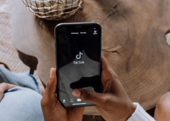 Nonchalant: Asal-usul di Medsos, Contoh Penggunaan, dan Sisi Positif Negatifnya