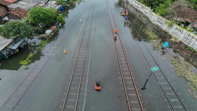 Batalkan 38 Perjalanan Kereta Akibat Banjir, Ini Daftarnya