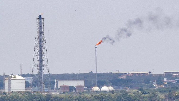 Kilang Minyak Venezuela Terlindungi dari Serangan AS Sementara Pelabuhan Ekspor Rusak