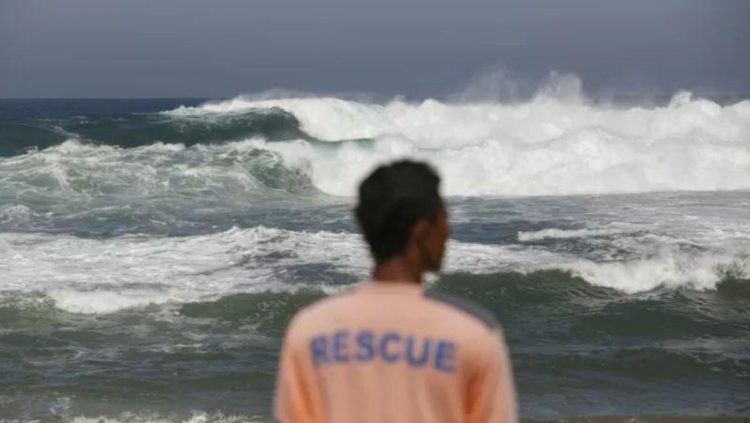 Siklon Nokaen Aktif BMKG Ingatkan Potensi Gelombang Tinggi