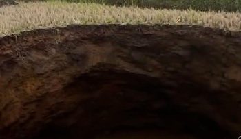 Penampakan Lubang Raksasa Menghebohkan Warga Sumatera Barat