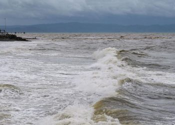 Siklon Nokaen Menyebabkan Gelombang Tinggi di Sejumlah Perairan Indonesia