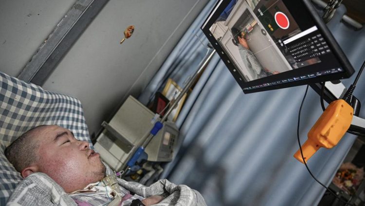 Pria China Lumpuh Total Gunakan 1 Jari untuk Operasikan Smart Farming